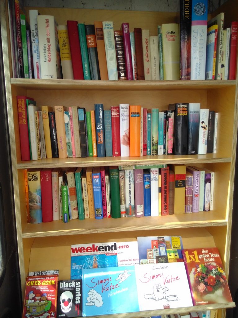 Bücherzelle mit Büchern Minimalismus Traun