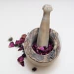 Rosenblütenzucker-mit-Mörser-Rezept-Kräuterzimmer