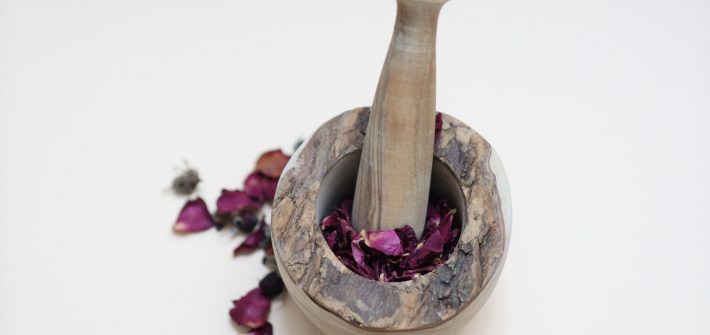 Rosenblütenzucker-mit-Mörser-Rezept-Kräuterzimmer